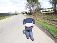 Je montre ma culotte au bord de la route - Photo #6