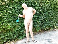 je joue la salope dans le jardin de mes amis - Photo #4