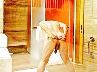 Jeu coquin dans la salle de bain - Photo #4