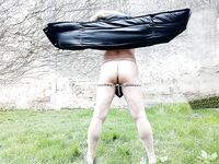nat092 en string sous le manteau - Photo #7