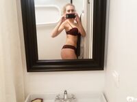 Blonde hottie knows how to take great selfies - Photo #1