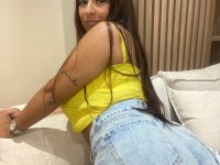 Amateur solo model flaunting her big ass while showing her huge breasts - Photo #4
