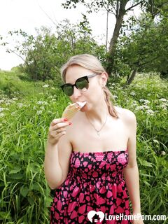 Kinky babe drips her juices on the icecream
