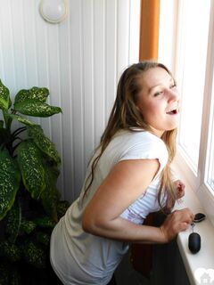 Sister's friend plays with a big plug