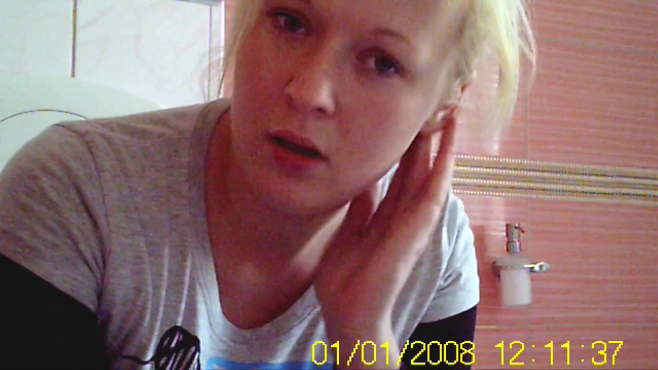 Polish amateur blonde girlfriend caught peeing