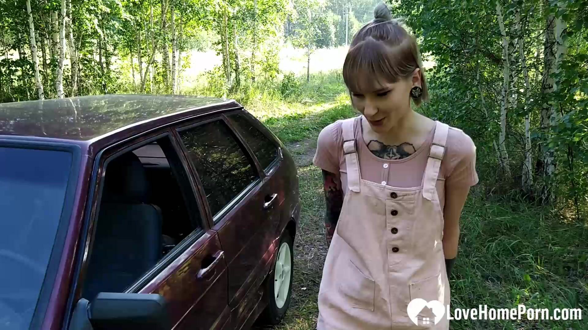 Fucking a sexy cutie outdoors in doggy
