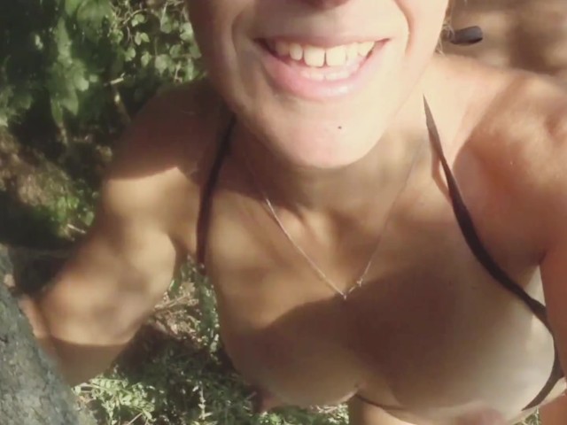 Un inconnu me défonce dans la forêt, je joue la salope, j'avale tout.