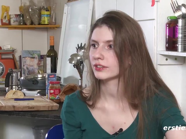 Mï¿½nchnerin vergnï¿½gt sich zu Hause