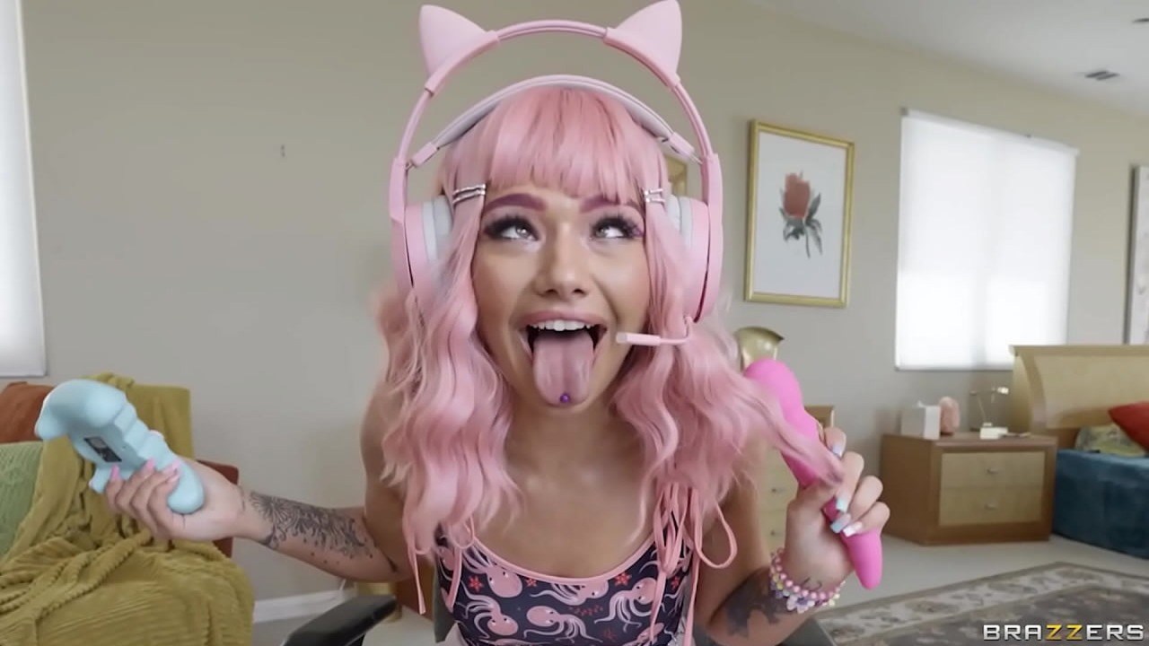 Brazzers: E-Girl are BACK - Gets D'd While MILF Jerks & Cleans on PornHD