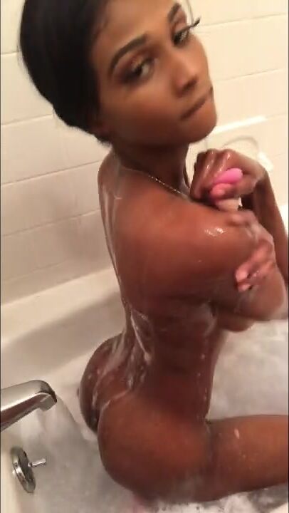 Super hot ebony babe masturbates in bathtub