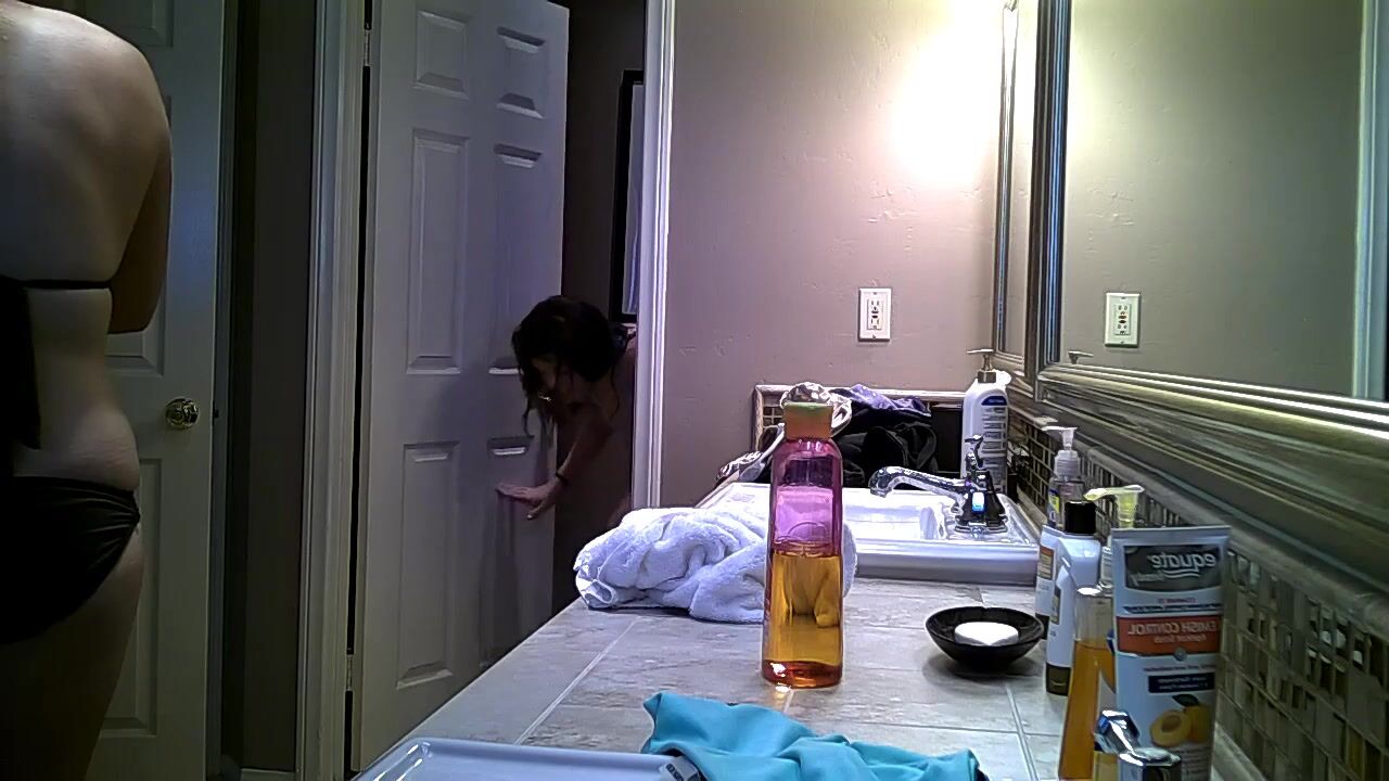 Girfriends spied in bathroom