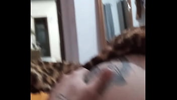 Casada rebolando gostoso de ladinho no pelo