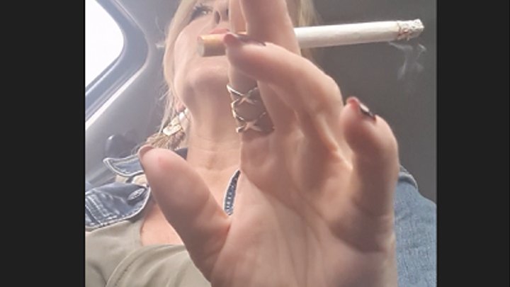 Raucher-Mama auf der StraÃŸe*Automobilrauch*Korkenzigarette*MILF von nebenan*