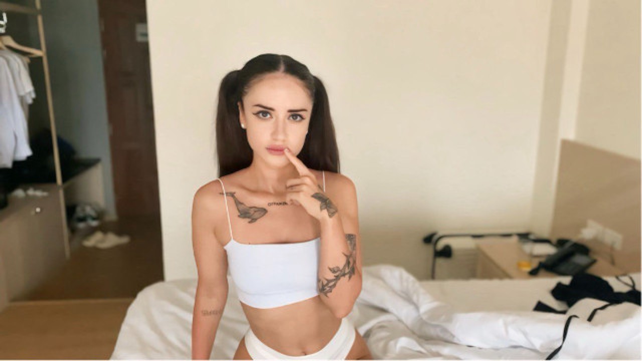 КТО ЭТА ДЕВУШКА В МОЁМ НОМЕРЕ ОТЕЛЯ?????