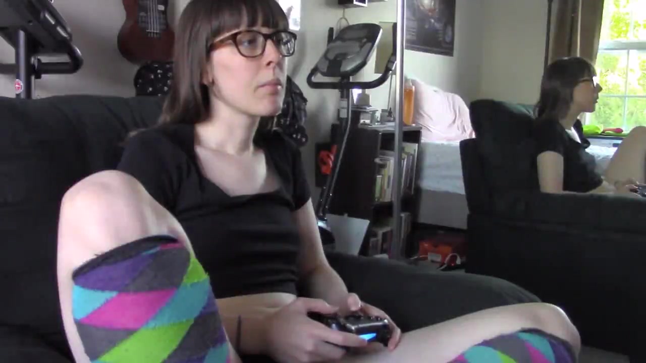 Nerdy amateur girlfriend warming up before fucking