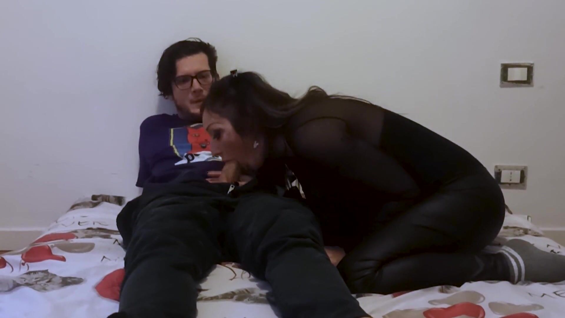Video amateur français des étudiants en Erasmus font une soirée sexe au lieu détudier picture